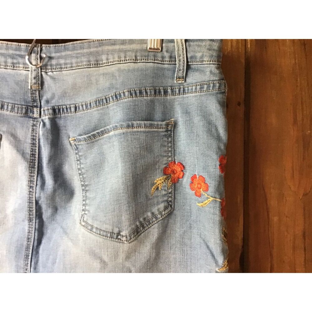 Westport Faded Blue Denim Skirt Size 16 Embroidered Floral Coastal Cowgirl - Picture 7 of 9